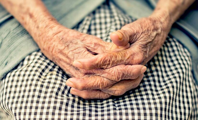 Sintomas, como constipação, dificuldade em sentir cheiros e distúrbios do sono podem indicar parkison