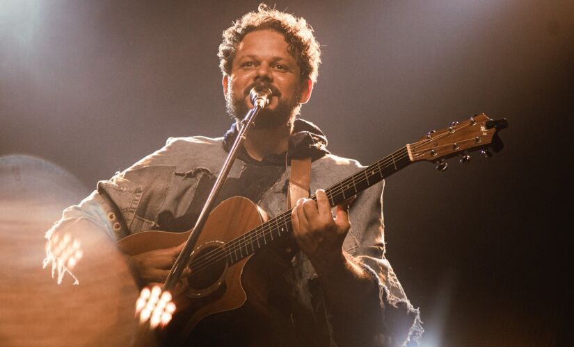 Marcos Almeida relança canção de Nelson Cavaquinho