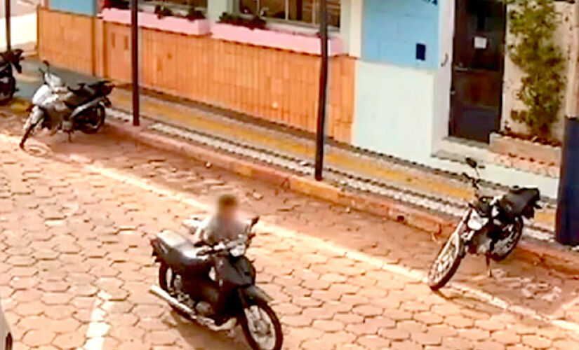 Câmeras flagram menino de 12 anos furtando moto no interior SP
