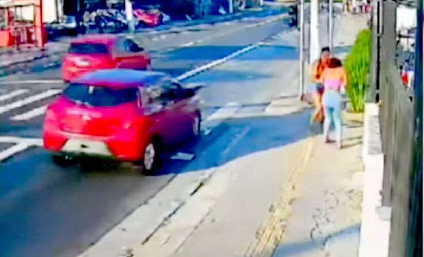 Após a perseguição, o passageiro do carro dispara contra as mulheres