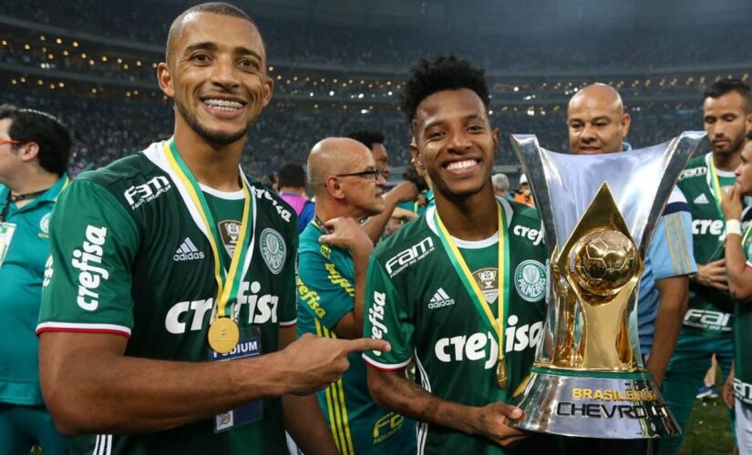 Vitor Hugo e Tchê Tchê com a taça do Brasileirão 2016