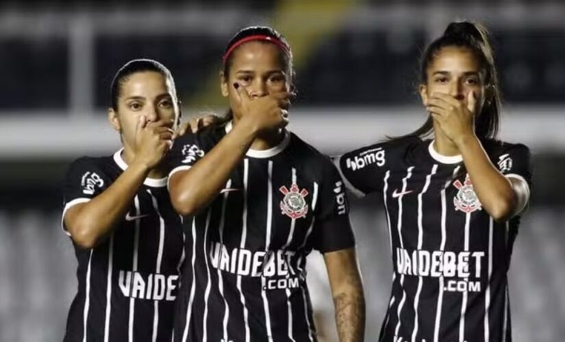 Victoria Albuquerque, do Corinthians, protestou após marcar um gol na Vila Belmiro