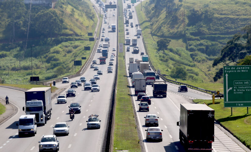  Rodovia Presidente Dutra tem trânsito carregado nesta sexta