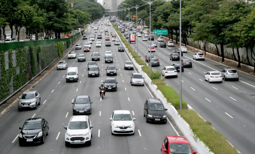 Os radares doppler vai permitir identificar a velocidade de um veículo em uma distância de 100 metros antes ou depois do aparelho