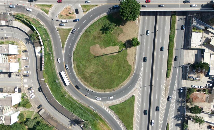 Avenida Aprígio Bezerra da Silva passa por manutenção em Taboão da Serra