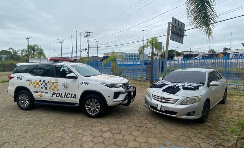 Toyota Corolla foi abordado durante operação em rodovia do interior de São Paulo