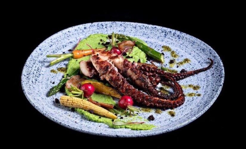 Polvo Pancetta no forno Josper - Prato Signature/ HUB Food Art & Lounge