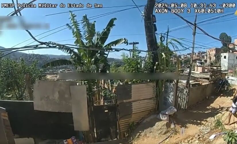 Ação foi capturada por câmera corporal no uniforme do policial que disparou 11 tiros contra o suspeito