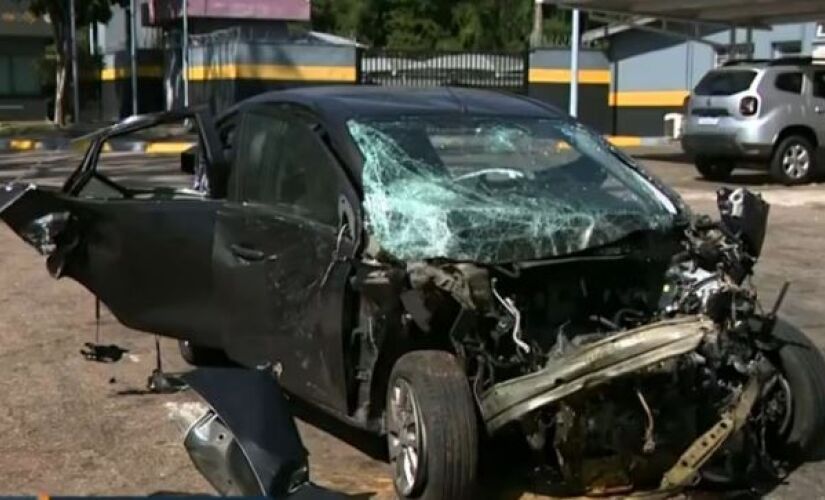 Carro de luxo atingiu um caminhão e o veículo de um motorista de aplicativo na altura do km 82 da Rodovia dos Bandeirantes