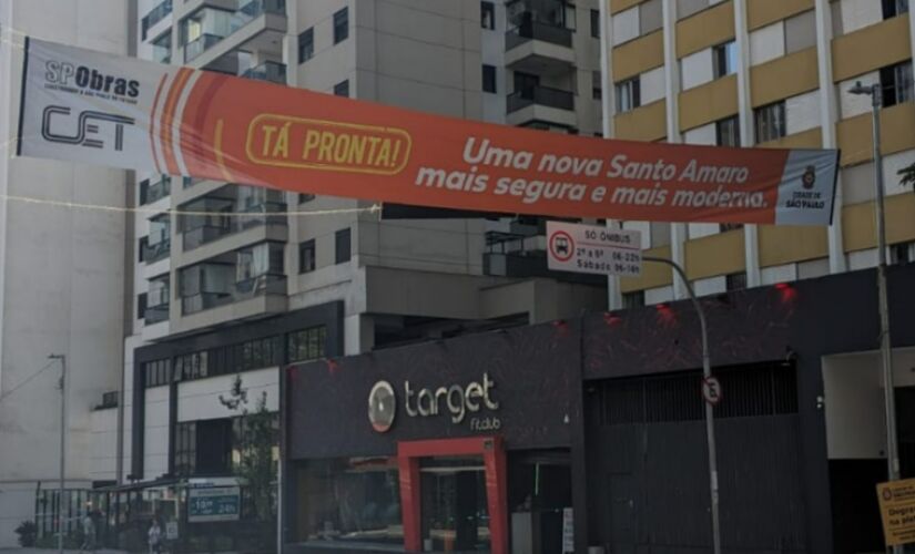 Faixa na avenida Brigadeiro Luís Antônio anuncia fim das obras da avenida Santo Amaro