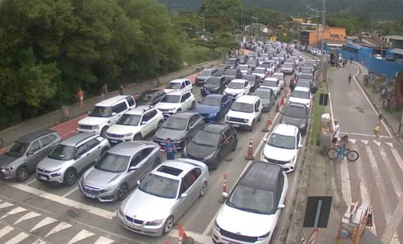 Fila registra mais de 3h de espera em balsa do litoral norte de SP