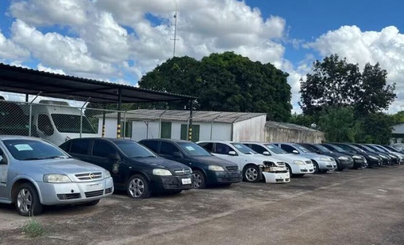 Carros da Polícia Federal vão a leilão no DF