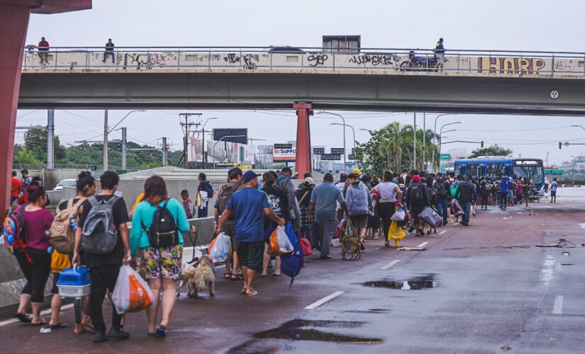 Desabrigados pelas chuvas em Porto Alegre buscam acolhimento