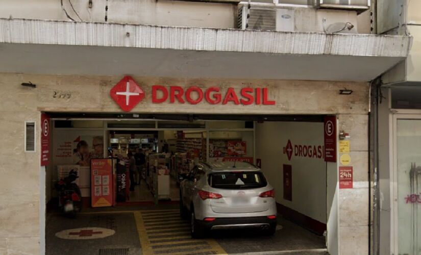 Fachada da unidade da Drogasil que foi atacada por assaltantes