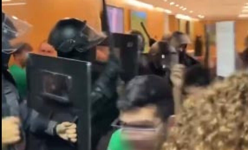 Ao lado de fora do plenário, outros manifestantes entraram em confronto com os policiais