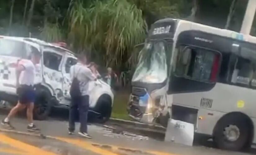 Ônibus e viatura da PM colidem em Parelheiros, zona sul de São Paulo