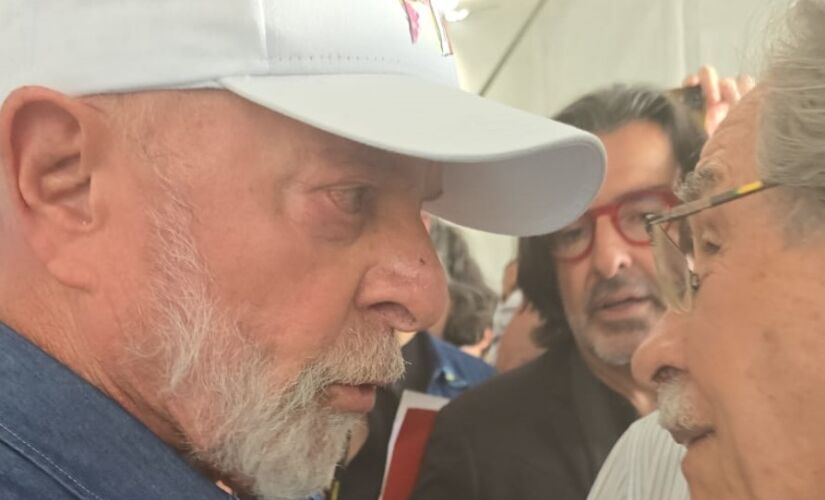 Lula e Elói Pietá conversam durante ato de 1° de Maio