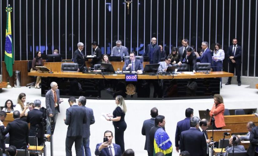 O Congresso Nacional rejeitou o veto presidencial que proibia saídas temporárias de presos do regime semiaberto