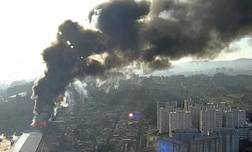 Incêndio atinge um galpão na zona leste de São Paulo