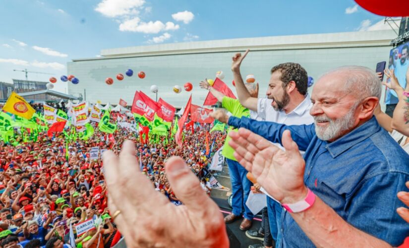 Lula e Boulos durante ato de 1&ordm; de Maio na Neo Química Arena, na zona leste de São Paulo