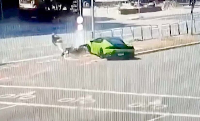 Após ser abordado por um homem armado em uma moto, o dono da Lamborghini perseguiu o ladrão até atingi-lo e colidir com o carro em um poste na avenida Brigadeiro Faria Lima