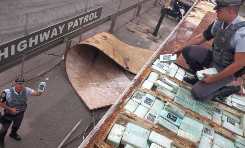 Um caminhão com 420 tabletes de cocaína foi interceptado nesta terça-feira (14), em Guarulhos, na Grande São Paulo