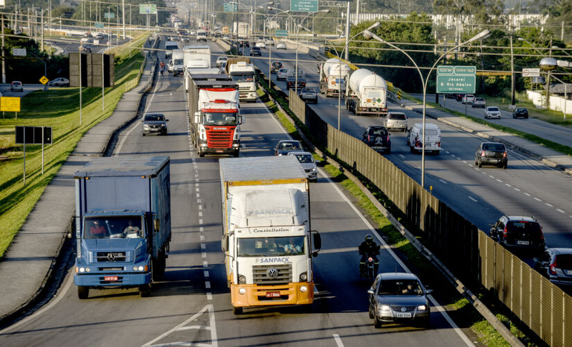 Lentidão na pista lateral da Dutra chega à 1 hora