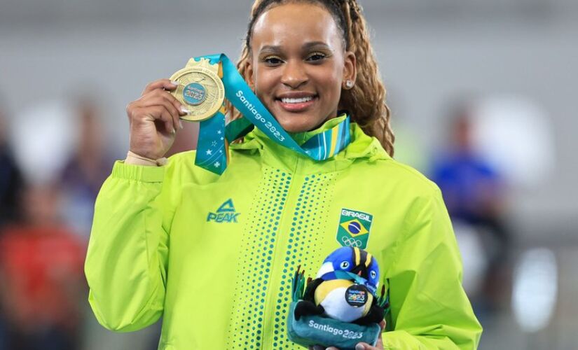 Rebeca Andrade  é campeã olímpica de 2020 no salto, bicampeã mundial no salto e campeã mundial individual geral de 2022
