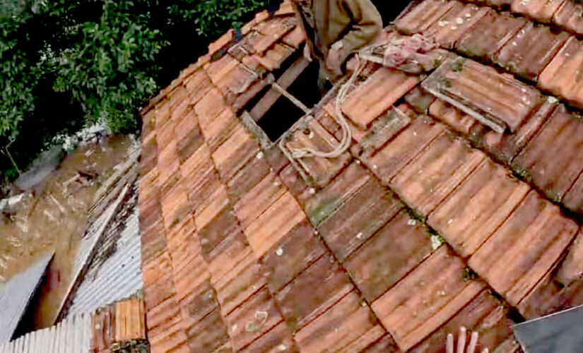 Um idoso, de 84 anos, foi resgatado pelo telhado da casa própria casa, em Canoas, na Grande Porto Alegre.