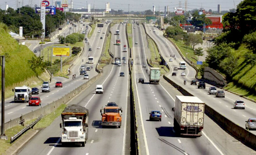 Mulher foi atingida após tentar atravessar a rodovia 