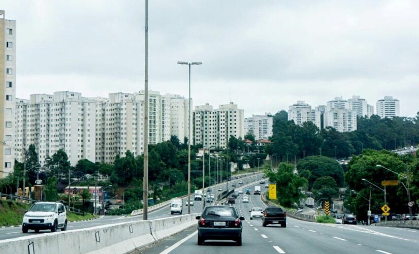 O governo de São Paulo vai instalar 27 novos radares na rodovia Raposo Tavares (SP-270) até o fim deste ano; os novos aparelhos vão fiscalizar o excesso de velocidade dos motoristas