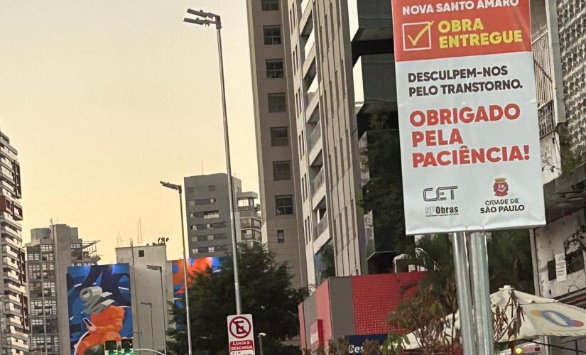 Faixa na avenida Santo Amaro exalta fim das obras