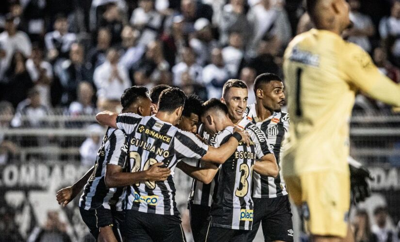 Gil e Giuliano marcaram para o Santos no primeiro tempo. Otero quase fez o terceiro antes do intervalo.