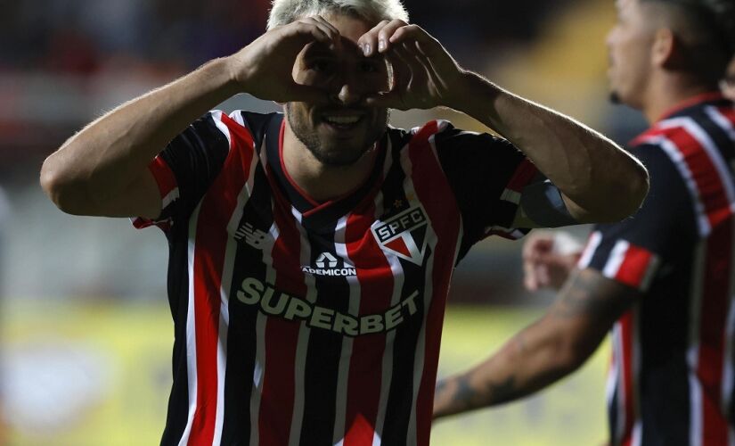 Coelho abriu o placar para os chilenos, mas Luciano empatou e Nestor, logo após ser acionado por Luis Zubeldía, virou para o time tricolor na segunda etapa