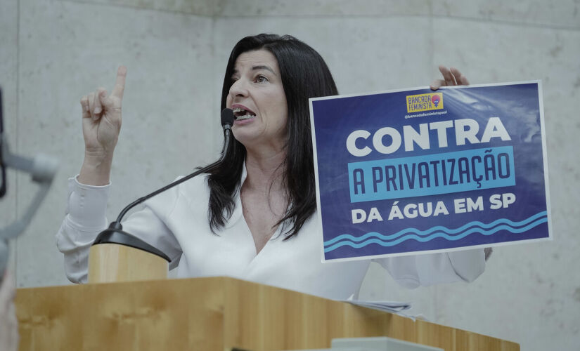 A vereadora Silvia da Bancada Feminista durante debate da privatização da Sabesp