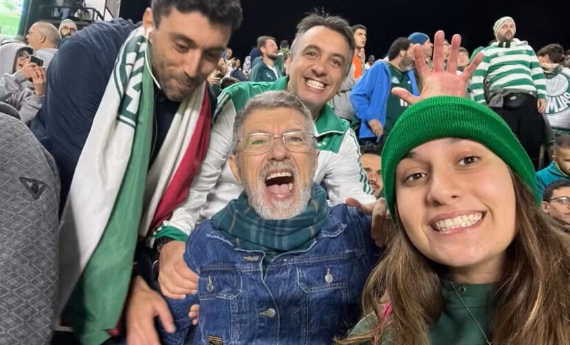 Clóvis Marcondes de Souza ao lado de família durante um jogo do Palmeiras, uma das suas paixões