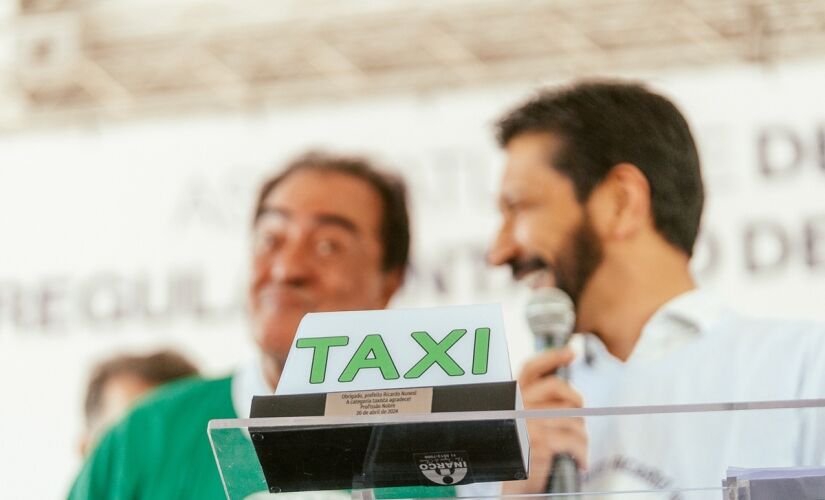 Ricardo Nunes e o vereador Adilson Amadeu, durante anúncio das novas vagas