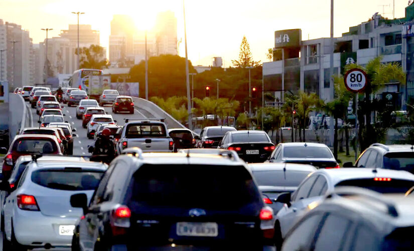 Na manhã desta terça-feira (14), motoristas enfrentam lentidão nas principais vias de São Paulo