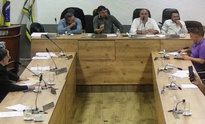 Munícipes que estavam assistindo a sessão na platéia se manifestaram contra os vereadores que estavam abandonando a sessão, com um coro de 'vergonha, vergonha, vergonha'
