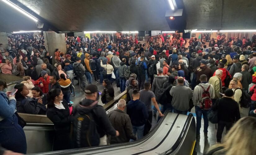 Estações ficaram superlotadas após falhas na linha 3-Vermelha e 11-Coral nesta quarta (14)