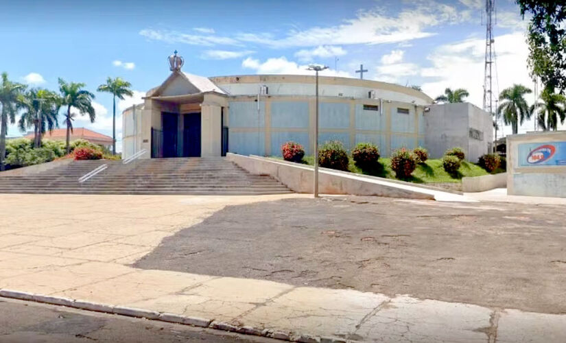 seria usado para pagar os pedreiros que estavam fazendo manutenções na igreja