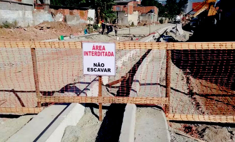 a Prefeitura de Carapicuíba, na Grande São Paulo, seguiu com obras de canalização de um córrego