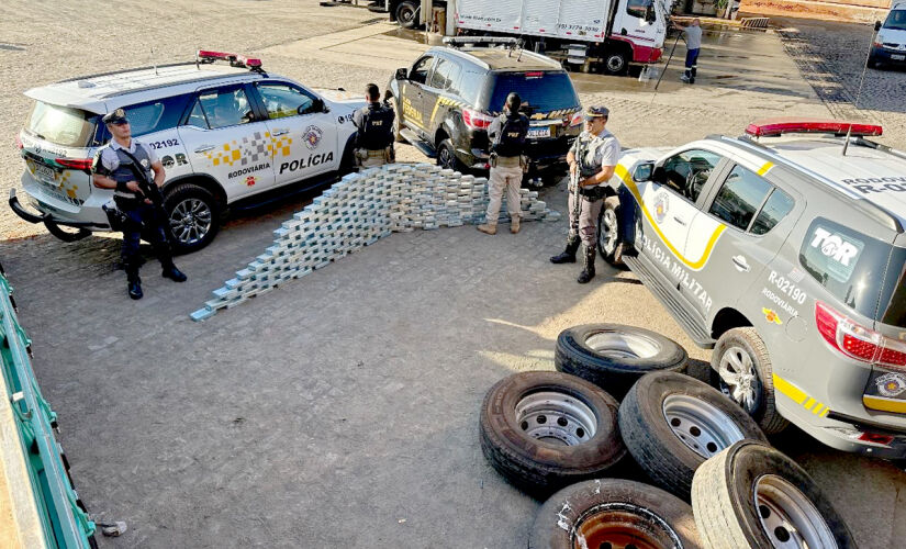 Na tarde desta terça-feira (11) a Polícia Militar Rodoviária prendeu um caminhoneiro em flagrante por transportar 220 tijolos de pasta base de cocaína escondidos 