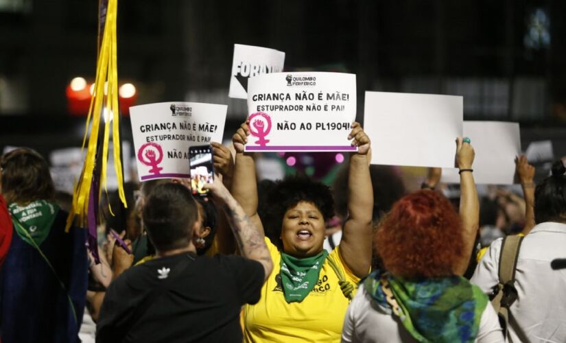 Mulheres vão às ruas de diversas partes do país em protesto contra o avanço do projeto de lei que equipara aborto a homicídio