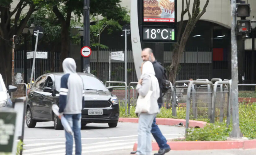  Termômetro no centro de São Paulo marca baixa temperatura