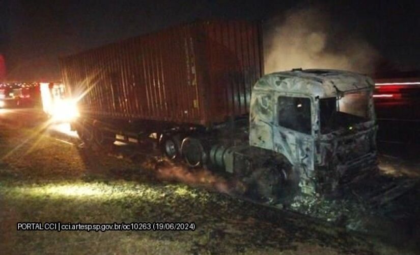 Carreta pega fogo na Castello Branco