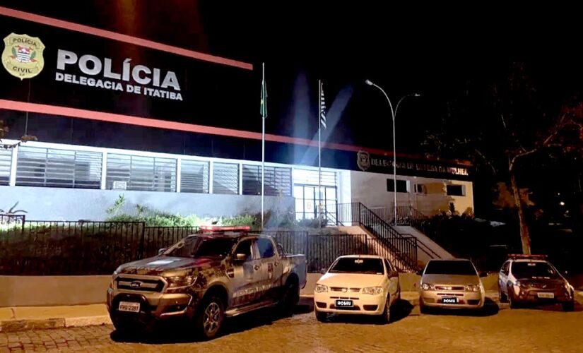 A Polícia Civil prendeu um homem, que não teve o nome divulgado, suspeito de espancar a esposa, de 33 anos, e a filha, de 14 anos, em Itatiba, no interior paulista