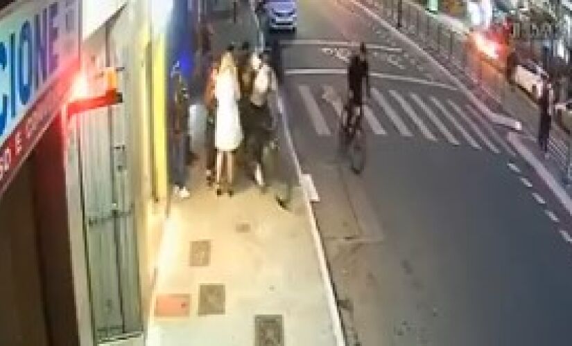 Pedestre é assaltado por ciclista na Liberdade, em São Paulo