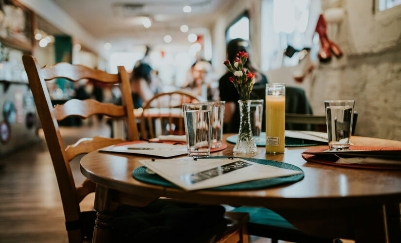 O especialista afirma que mais uma pista da qualidade do restaurante é as condições dos itens na mesa