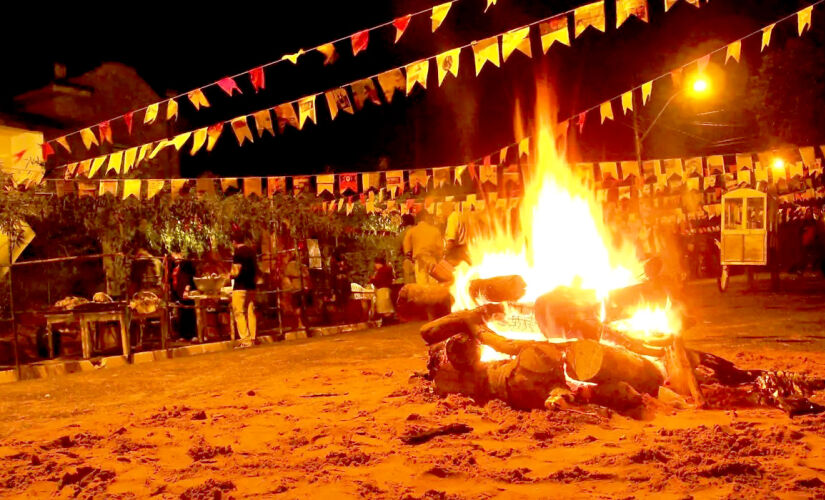 Os fogos de artifício e fogueiras fazem parte do cenário das festividades do São João ou Festa Junina, como é conhecida popularmente